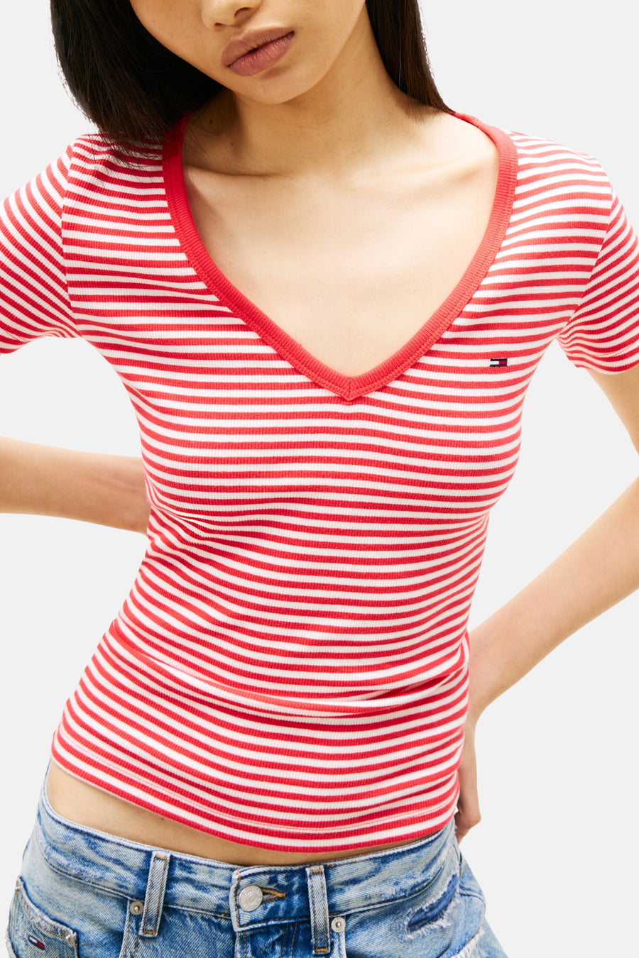 Multikleuren gestreept T-shirt van Tommy Jeans, slim fit met V-hals.