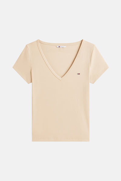T-shirt beige à manches courtes de TOMMY JEANS, en maille côtelée avec logo sur la poitrine.
