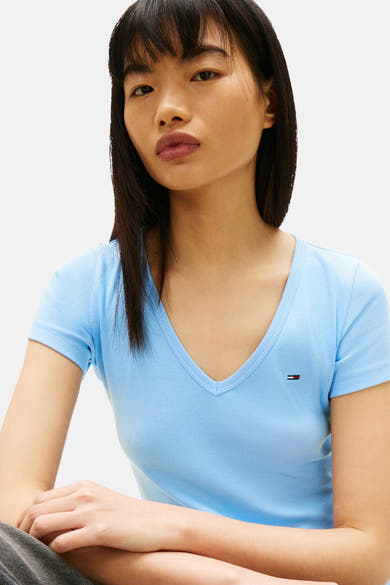 T-shirt bleu à col en V de Tommy Jeans, en jersey côtelé avec logo drapeau sur la poitrine.