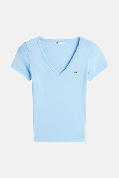 T-shirt bleu en maille côtelée de Tommy Jeans, avec un col en V et logo drapeau sur la poitrine.