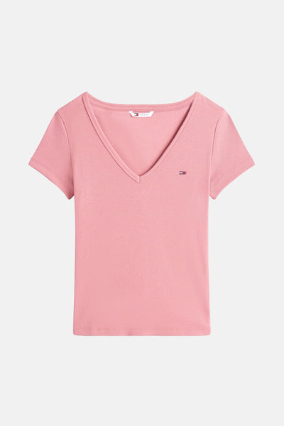 T-shirt rose en maille côtelée de TOMMY JEANS, avec encolure en V et logo drapeau sur la poitrine.