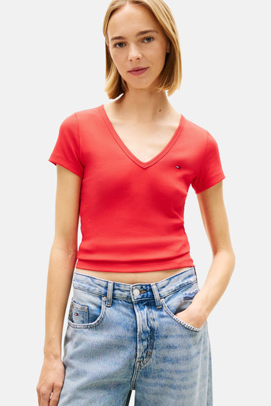 T-shirt rouge uni à manches courtes de TOMMY JEANS, en maille côtelée, porté avec un jean taille haute.