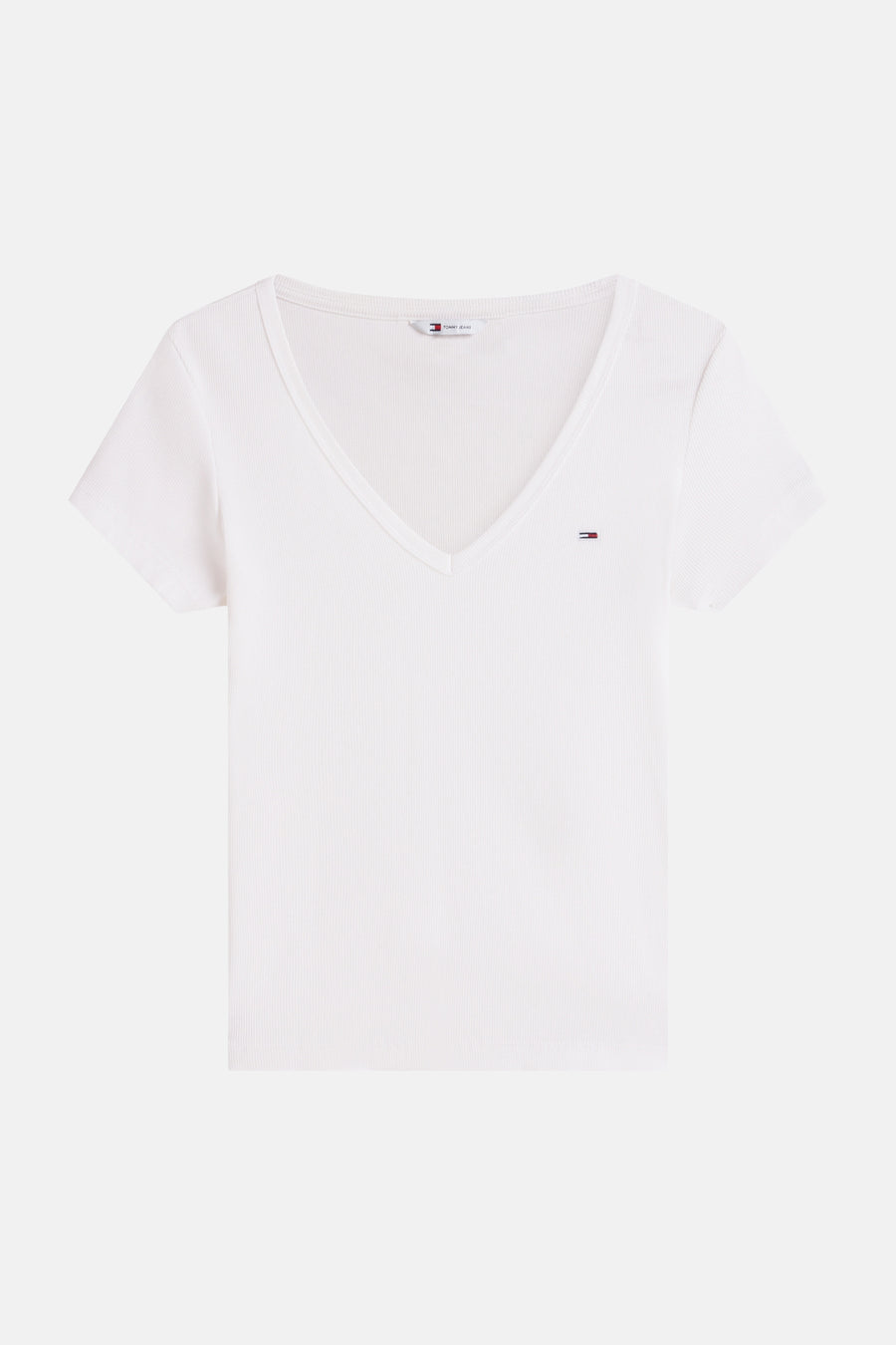 Top blanc uni à manches courtes de TOMMY JEANS avec un col en V, texture côtelée et petit logo drapeau.
