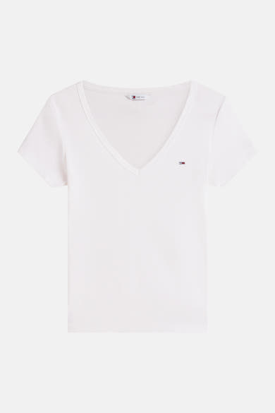 Top blanc côtelé à manches courtes et col V de TOMMY JEANS avec petit logo brodé sur la poitrine.