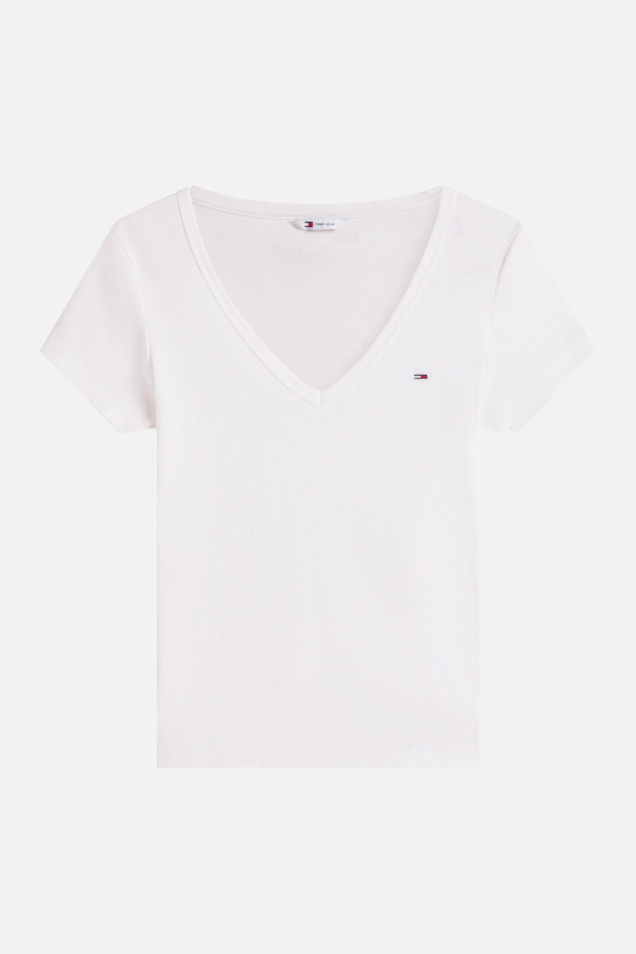 Top blanc côtelé à manches courtes et col V de TOMMY JEANS avec petit logo brodé sur la poitrine.
