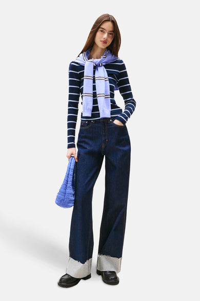Blauwe T-shirt met lange mouwen van TOMMY JEANS met strepen met een lavendel sjaal, gedragen met een wijde jeans.