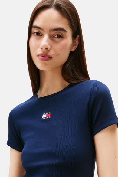 T-shirt bleu à manches courtes de Tommy Jeans, en maille côtelée fine avec logo sur la poitrine.