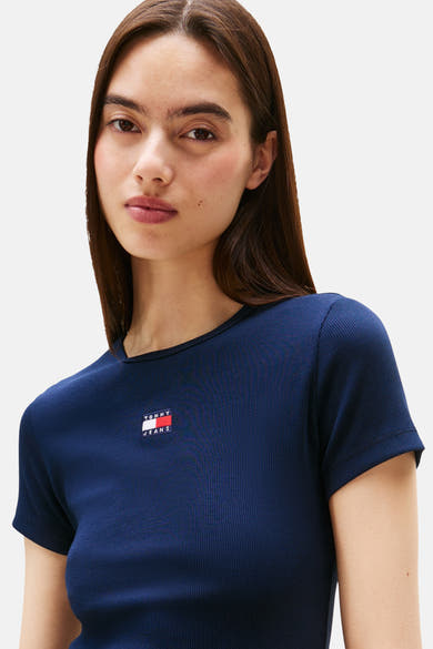 T-shirt bleu à manches courtes de Tommy Jeans, en maille côtelée avec un logo carré sur la poitrine.