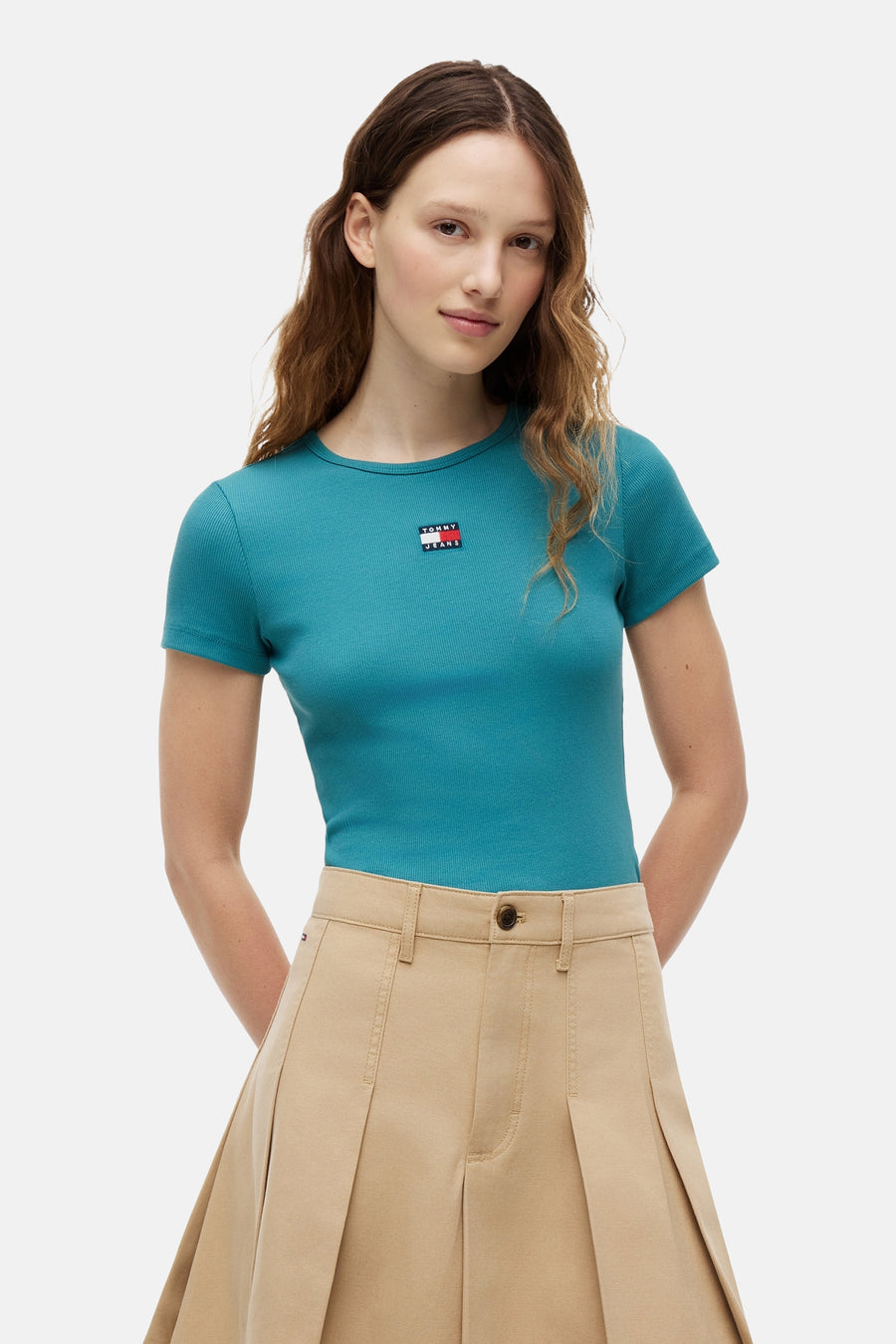 Geribd T-shirt van TOMMY JEANS in het groen met vlaglogo en ronde hals.