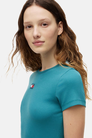 T-shirt côtelé vert de TOMMY JEANS avec logo drapeau et col rond.