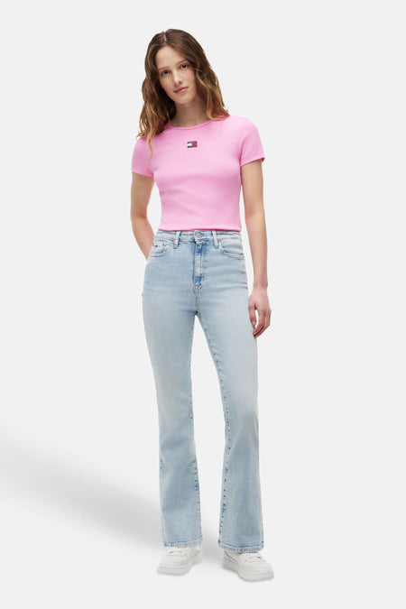 Roze geribd T-shirt met korte mouwen van TOMMY JEANS, met geborduurd logo op de borst, gedragen met een lichte spijkerbroek.