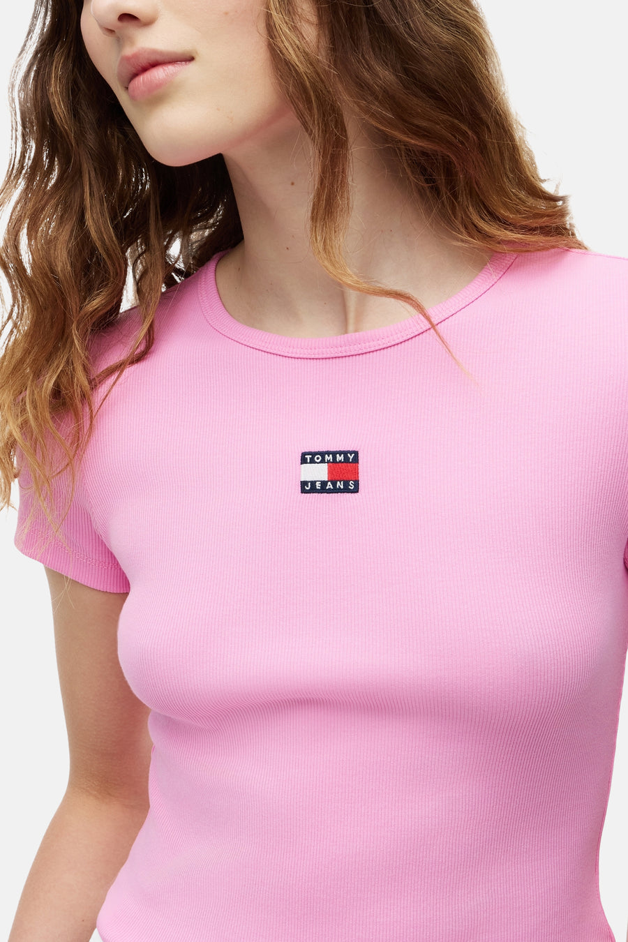 T-shirt rose uni côtelé à manches courtes de TOMMY JEANS avec logo sur la poitrine.