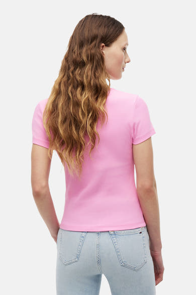 Roze T-shirt met korte mouwen en geribbelde textuur van TOMMY JEANS, van achteren gedragen met een lichte spijkerbroek.