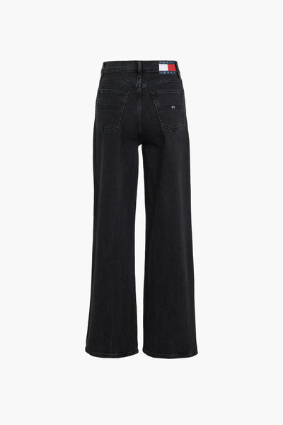 Jean large en denim noir de Tommy Jeans, avec poches arrière et étiquette logo à la ceinture.