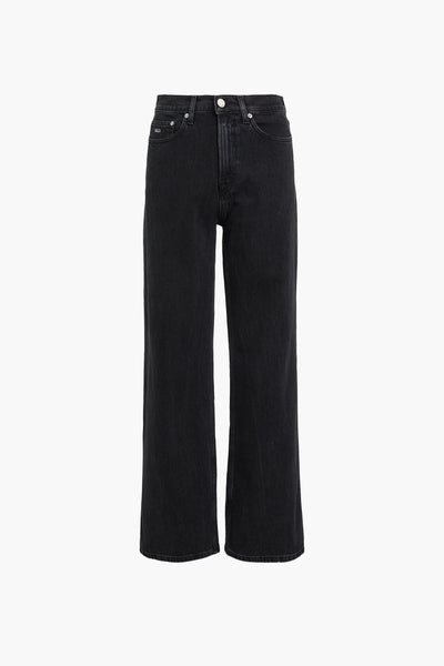 Jean large en denim noir de Tommy Jeans, coupe droite avec détails des poches et passants de ceinture.
