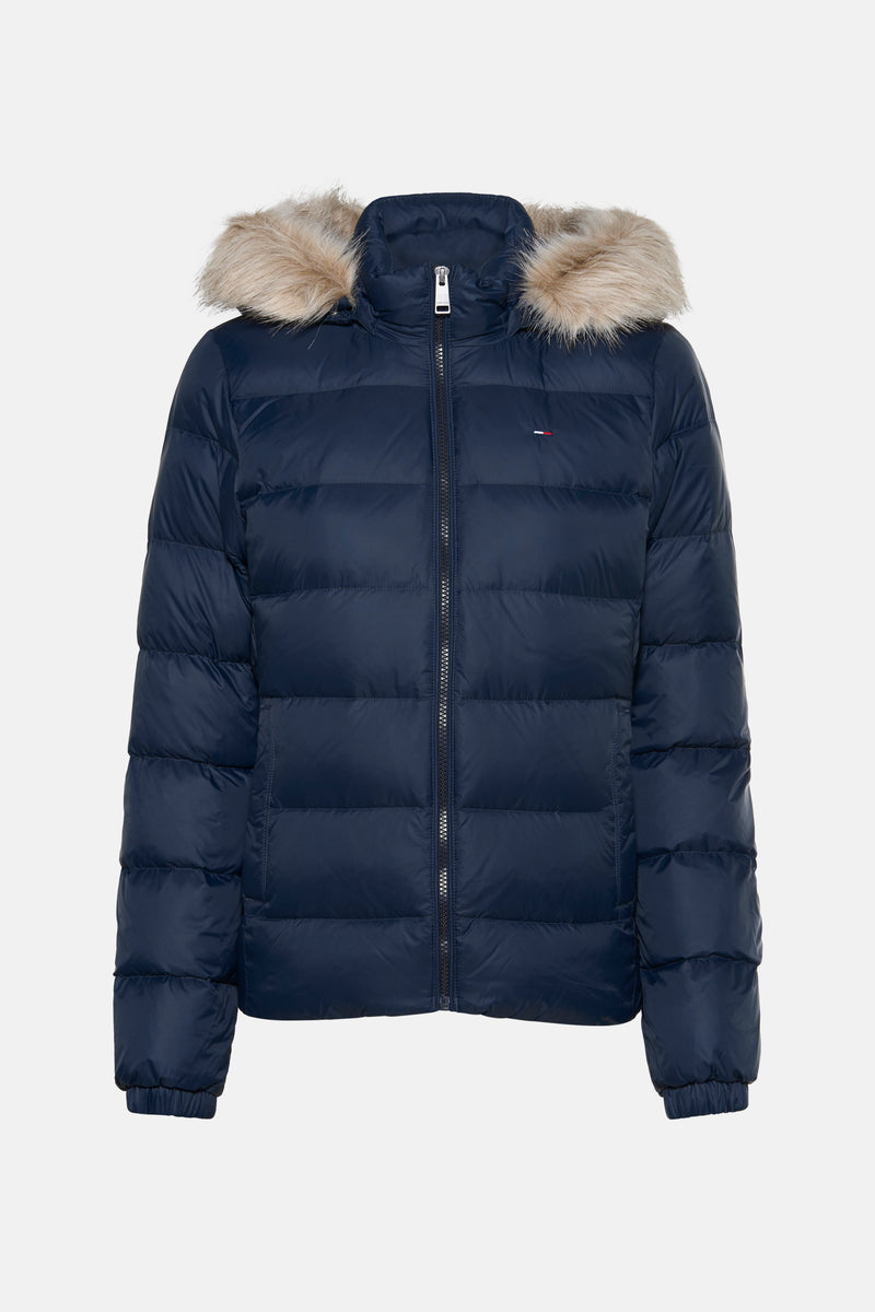 Veste courte bleue de Tommy Jeans avec capuche bordée de fausse fourrure et fermeture éclair frontale.

