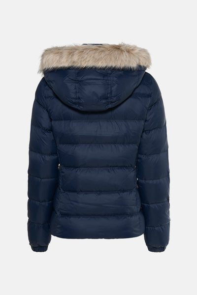 Veste courte bleu marine de TOMMY JEANS, avec capuche bordée de fausse fourrure, vue de dos.
