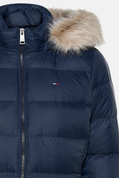 Veste courte bleue de TOMMY JEANS avec capuche à fourrure et fermeture éclair sur le devant.