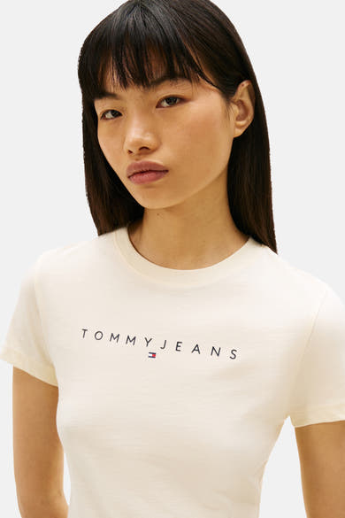 T-shirt jaune à manches courtes de TOMMY JEANS, uni, porté par un modèle sur fond blanc.