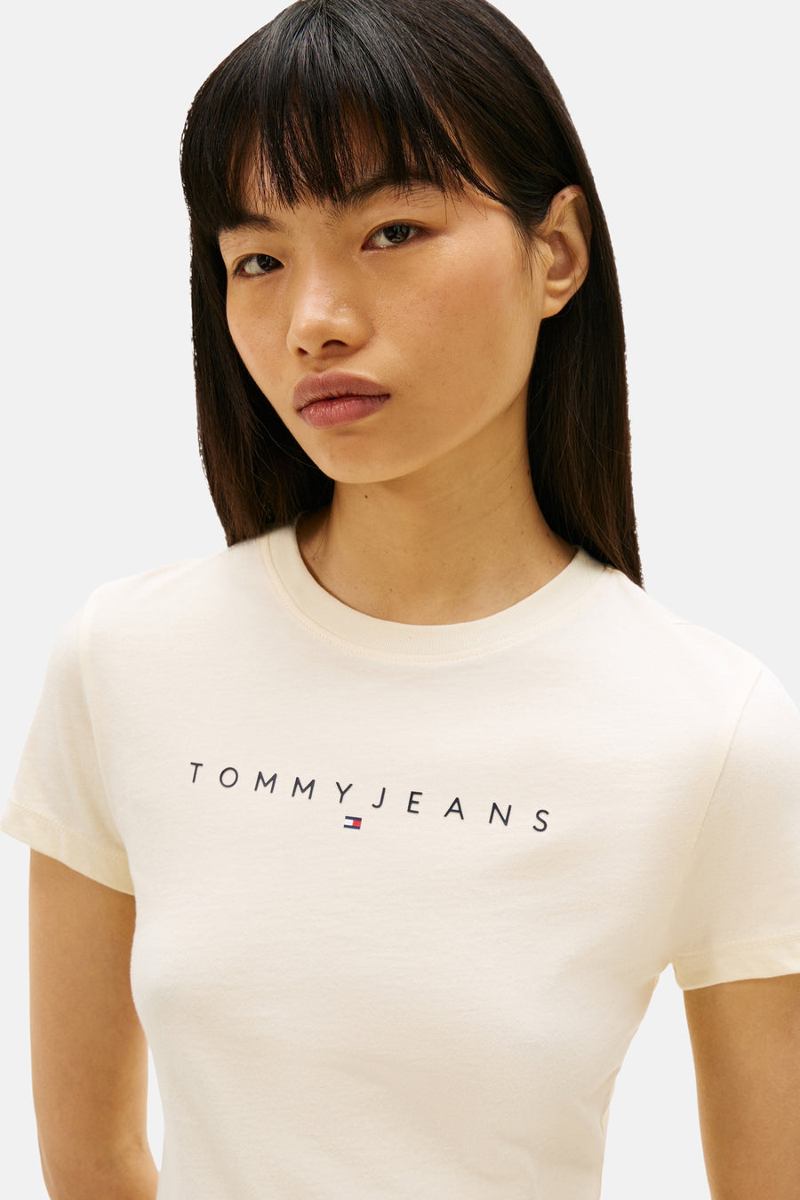 T-shirt jaune à manches courtes de TOMMY JEANS, uni, porté par un modèle sur fond blanc.