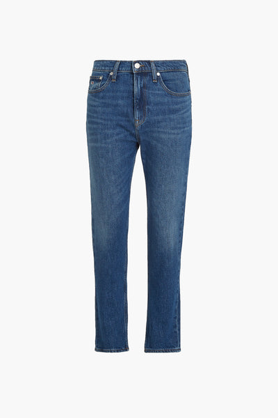 Jean slim en denim bleu foncé de TOMMY JEANS, coupe droite, sur fond blanc.