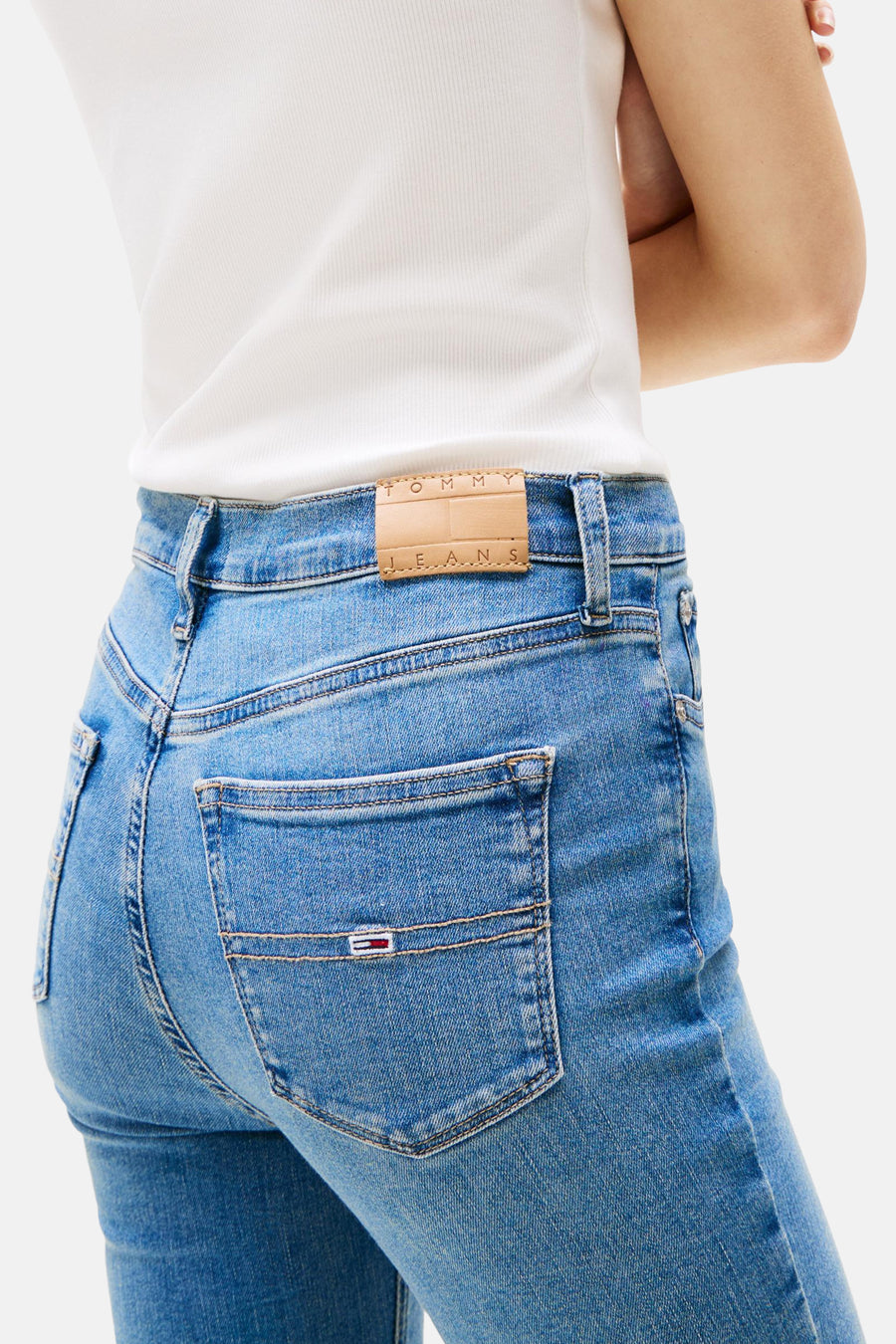 Skinny jeans van middinblauw denim van TOMMY JEANS, met een leren etiket op de tailleband.
