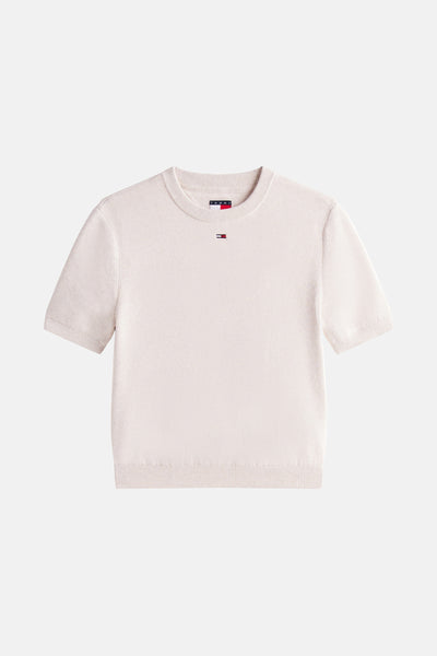 Pull à col rond beige de TOMMY JEANS en maille fine avec logo subtil sur la poitrine.