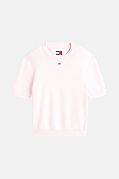 Pull à col rond rose de TOMMY JEANS en maille fine avec logo discret sur la poitrine.