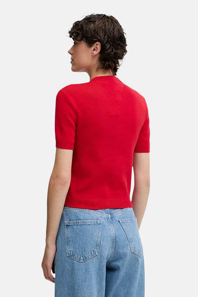 Rode ronde hals trui van TOMMY JEANS gedragen met een high-waisted jeans, achtergezicht.