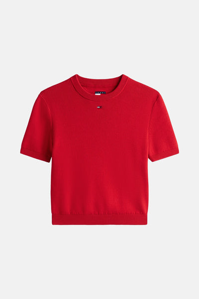 Pull à col rond rouge de TOMMY JEANS, en tricot à manches courtes, avec logo sur la poitrine.
