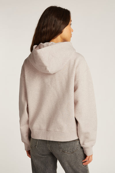 Polaire beige de TOMMY JEANS, vue de dos, porté avec un jean gris.