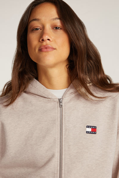 Polaire beige zippée de Tommy Jeans avec capuche et logo sur la poitrine.