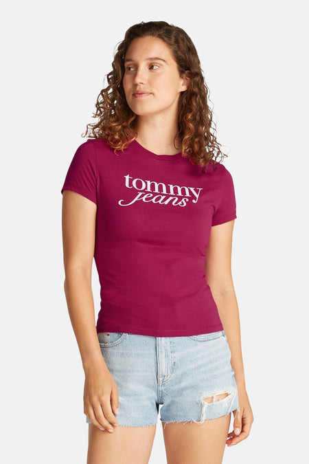 Bordeaux T-shirt met korte mouwen van Tommy Jeans, achterkant, gedragen met een spijkerbroek en witte schoenen.