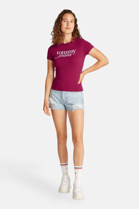 Bordeaux T-shirt met korte mouwen van Tommy Jeans, gedragen met een lichtblauwe spijkerbroek en witte sneakers.