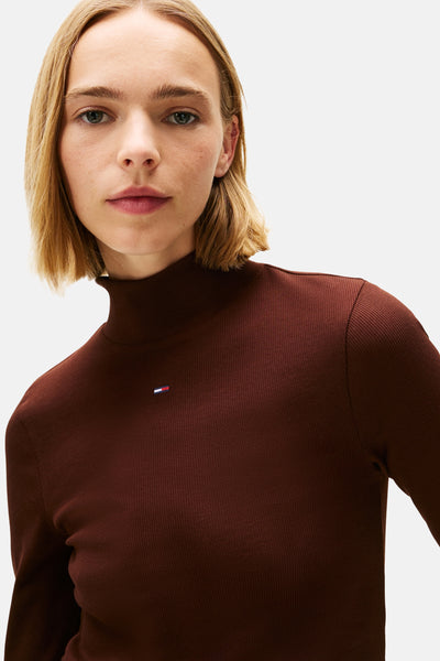 Bruin T-shirt met lange mouwen van TOMMY JEANS in ribgebreide stof, met een opstaande kraag.