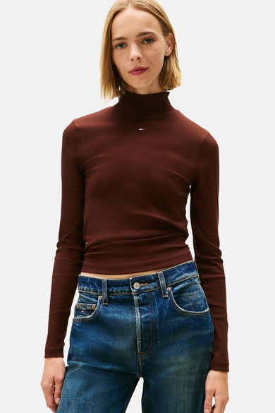 Bruin T-shirt met lange mouwen van TOMMY JEANS, in ribgebreide stof, gedragen met een blauwe jeans met hoge taille.