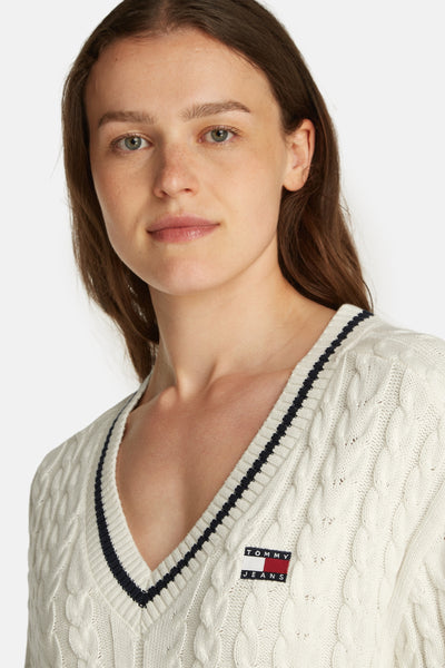 Pull à col en V blanc de TOMMY JEANS, en maille torsadée, avec logo sur la poitrine.