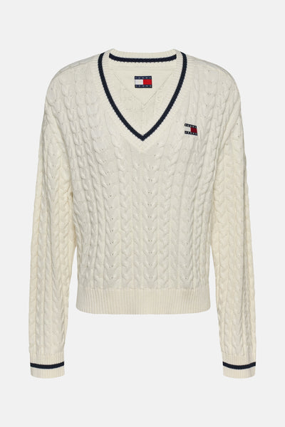 Pull col en V blanc en maille torsadée de TOMMY JEANS, avec bordure bleu marine au col et aux poignets.