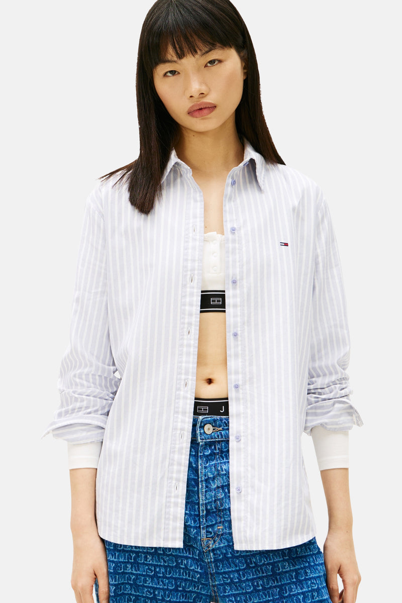Blauw gestreept overhemd met lange mouwen van TOMMY JEANS, gedragen met een broek met logoprint.