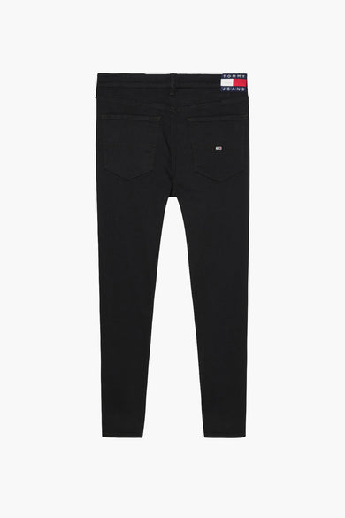 Jean skinny noir de TOMMY JEANS, avec poches arrière et logo drapeau subtil.