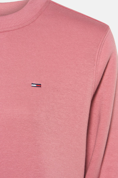 Sweat rose de TOMMY JEANS avec un logo drapeau brodé sur la poitrine.