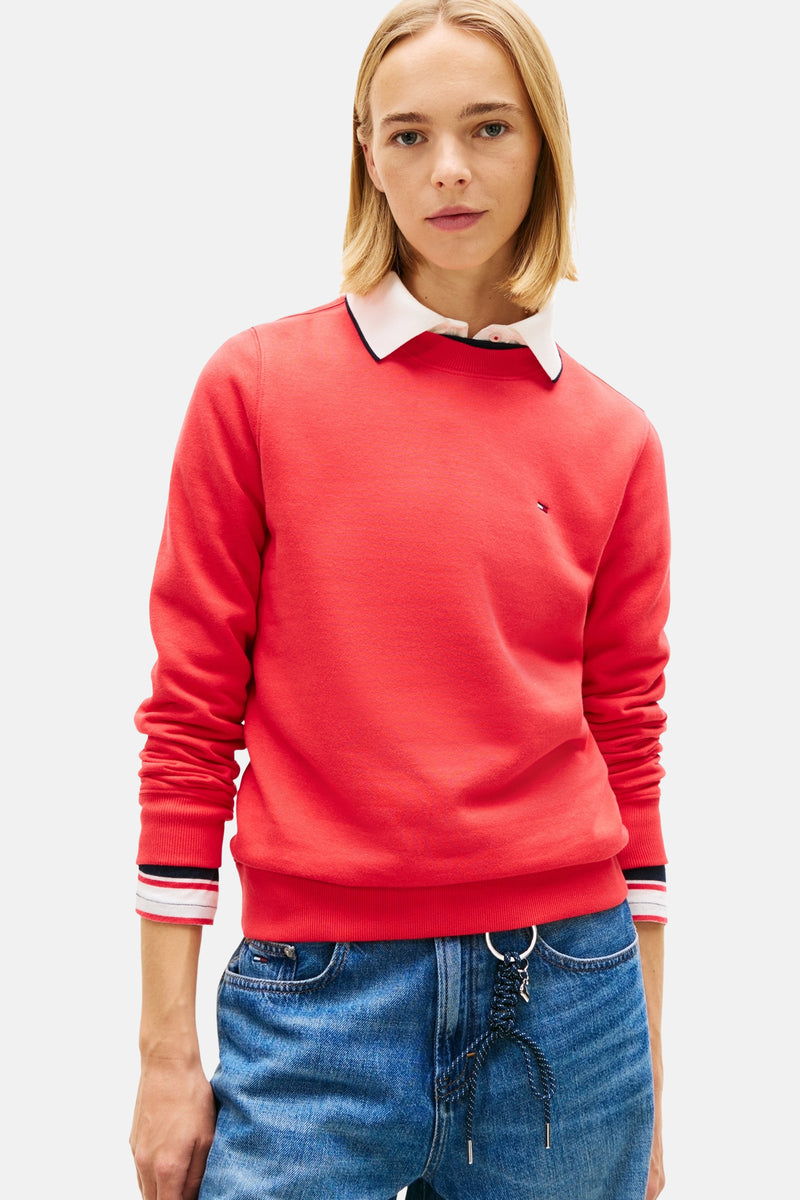 Rode sweater van TOMMY JEANS, gedragen met een witte kraag, spijkerbroekshorts en witte sneakers.
