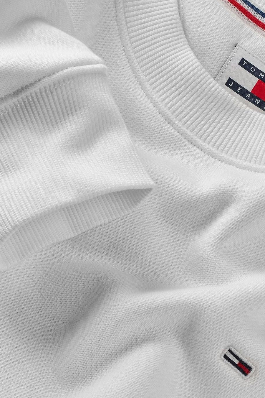 Wit sweatshirt van TOMMY JEANS, klassieke ronde hals en geribde boorden met discreet logo.