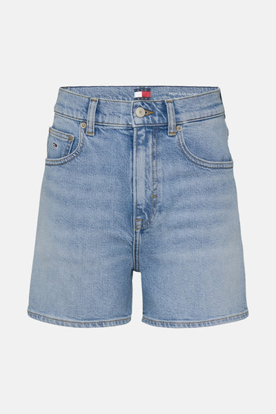 Short en denim bleu clair de TOMMY JEANS, avec poches avant et fermeture à bouton.