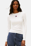 Witte T-shirt met lange mouwen van TOMMY JEANS, gedragen met een wijde blauwe cargobroek.