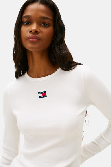 Wit T-shirt met lange mouwen van TOMMY JEANS in ribgebreide stof, met logo op de borst.