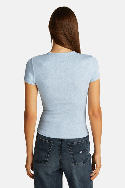 T-shirt bleu à manches courtes de TOMMY JEANS, porté avec un jean décontracté, vue arrière.