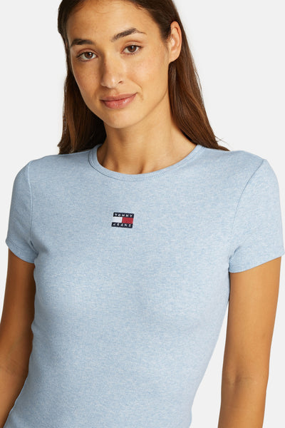 T-shirt bleu à manches courtes de TOMMY JEANS en maille côtelée avec logo carré sur le devant.