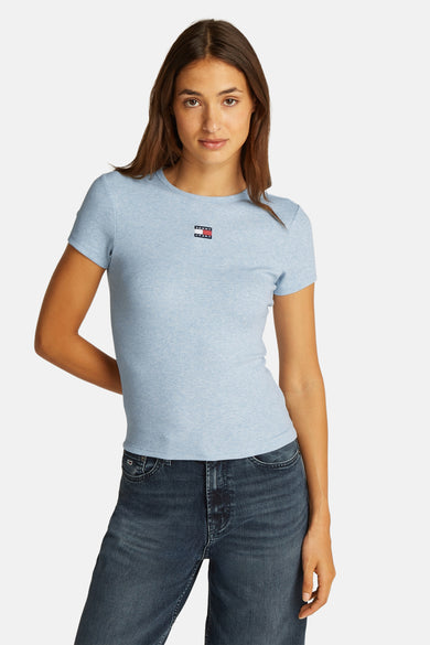 T-shirt bleu à manches courtes de TOMMY JEANS, en maille côtelée, porté avec un jean.