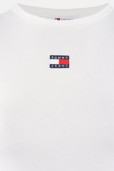 T-shirt blanc à manches courtes de TOMMY JEANS, en maille côtelée avec logo carré sur la poitrine.